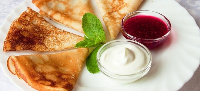 Les blini russes sont traditionnellement servis avec de la confiture ou de la crème fraîche