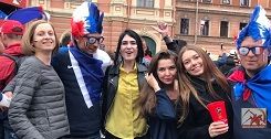 France – Pérou :  l’ambiance dans une “Fan Zone” à Saint-Pétersbourg